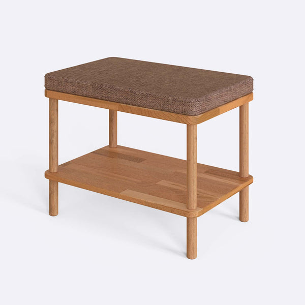 Waljan Bench 60 x 38 cm, kahve keten döşeme, masif kayın gövde, beyaz zeminde üç çeyrek açıdan çekim