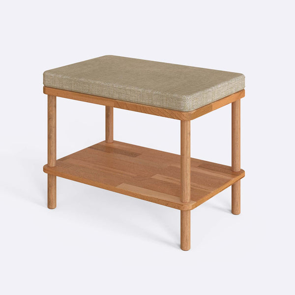 Waljan Bench 60 x 38 cm, kum keten döşeme, masif kayın gövde, beyaz zeminde üç çeyrek açıdan çekim