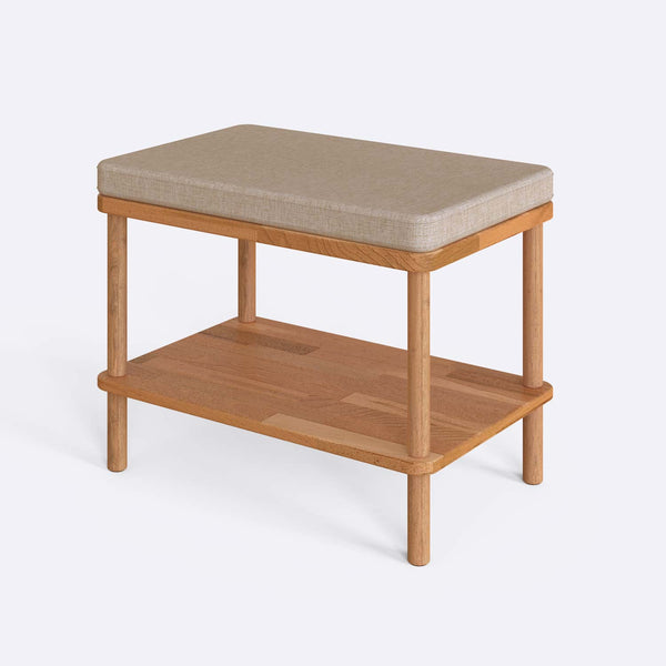 Waljan Bench 60 x 38 cm, ekru keten döşeme, masif kayın gövde, beyaz zeminde üç çeyrek açıdan çekim