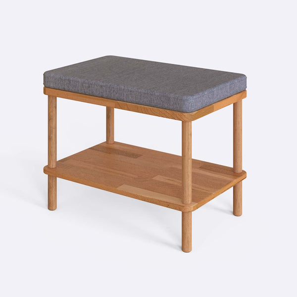 Waljan Bench 60 x 38 cm, gri keten döşeme, masif kayın gövde, beyaz zeminde üç çeyrek açıdan çekim