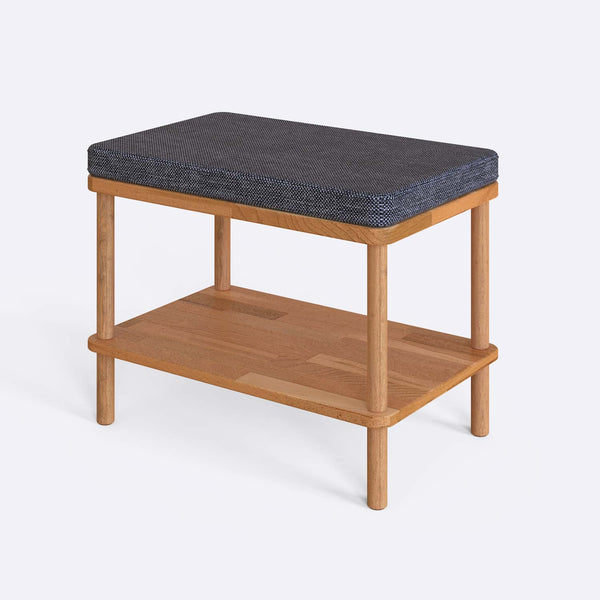 Waljan Bench 60 x 38 cm, kül keten döşeme, masif kayın gövde, beyaz zeminde üç çeyrek açıdan çekim