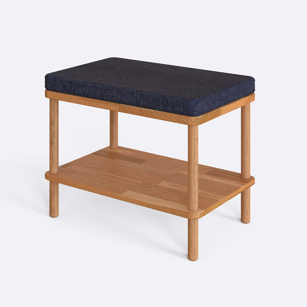 Waljan Bench 60 x 38 cm, lacivert keten döşeme, masif kayın gövde, beyaz zeminde üç çeyrek açıdan çekim