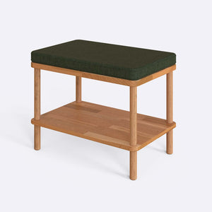 Waljan Bench 60 x 38 cm, yeşil keten döşeme, masif kayın gövde, beyaz zeminde üç çeyrek açıdan çekim