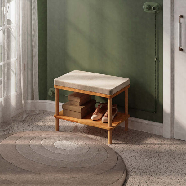 Waljan Bench 60 x 38 cm, kum kadife döşeme, masif kayın gövde, ev ortamında kullanım görünümü