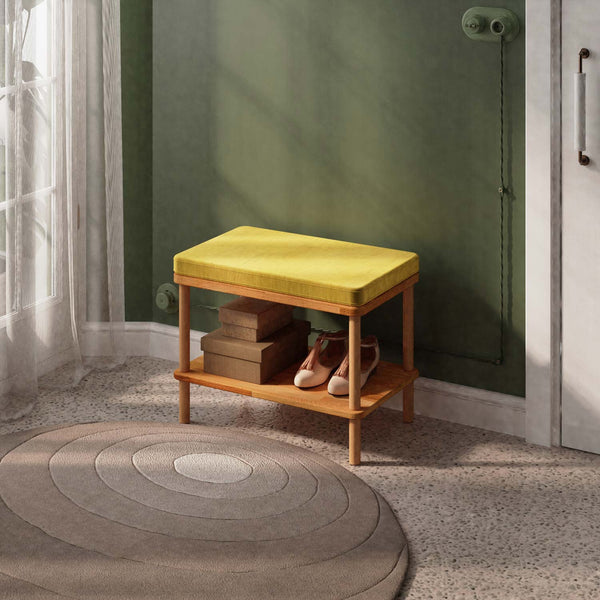 Waljan Bench 60 x 38 cm, sarı kadife döşeme, masif kayın gövde, ev ortamında kullanım görünümü