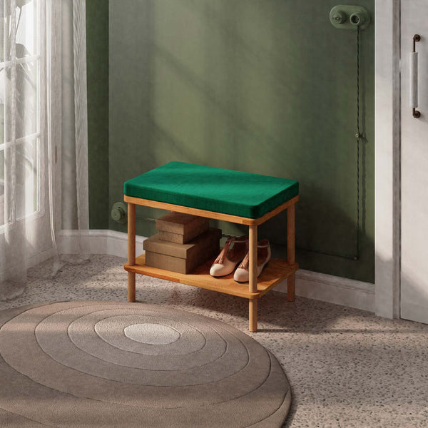 Waljan Bench 60 x 38 cm, zümrüt kadife döşeme, masif kayın gövde, ev ortamında kullanım görünümü