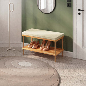Waljan Bench 80 x 38 cm, kum keten döşeme, masif kayın gövde, döşenmiş oda ortamında kullanım görünümü