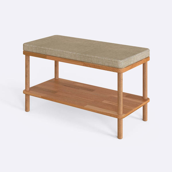 Waljan Bench 80 x 38 cm, kum keten döşeme, masif kayın gövde, beyaz zeminde üç çeyrek açıdan stüdyo çekimi