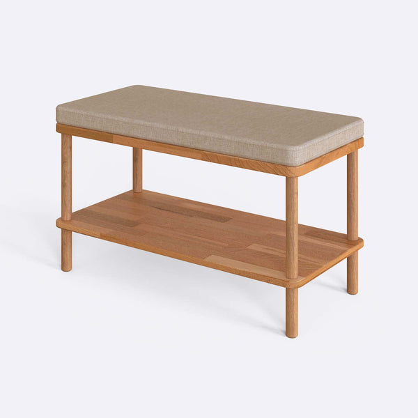 Waljan Bench 80 x 38 cm, ekru keten döşeme, masif kayın gövde, beyaz zeminde üç çeyrek açıdan stüdyo çekimi