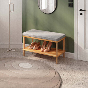 Waljan Bench 80 x 38 cm, gri keten döşeme, masif kayın gövde, döşenmiş oda ortamında kullanım görünümü