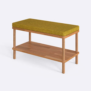 Waljan Bench 80 x 38 cm, sarı keten döşeme, masif kayın gövde, beyaz zeminde üç çeyrek açıdan stüdyo çekimi