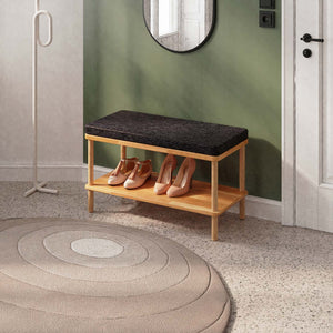 Waljan Bench 80 x 38 cm, siyah keten döşeme, masif kayın gövde, döşenmiş oda ortamında kullanım görünümü