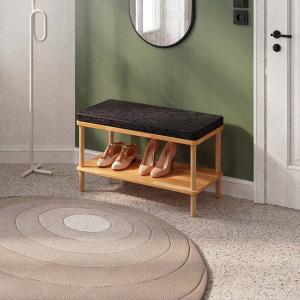 Waljan Bench 80 x 38 cm, siyah keten döşeme, masif kayın gövde, döşenmiş oda ortamında kullanım görünümü