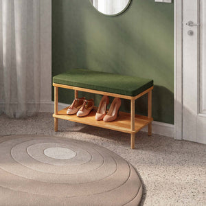 Waljan Bench 80 x 38 cm, yeşil keten döşeme, masif kayın gövde, döşenmiş oda ortamında kullanım görünümü