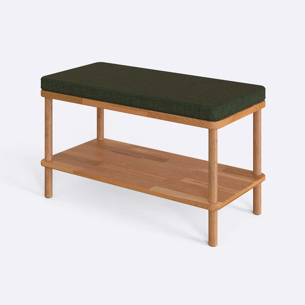 Waljan Bench 80 x 38 cm, yeşil keten döşeme, masif kayın gövde, beyaz zeminde üç çeyrek açıdan stüdyo çekimi