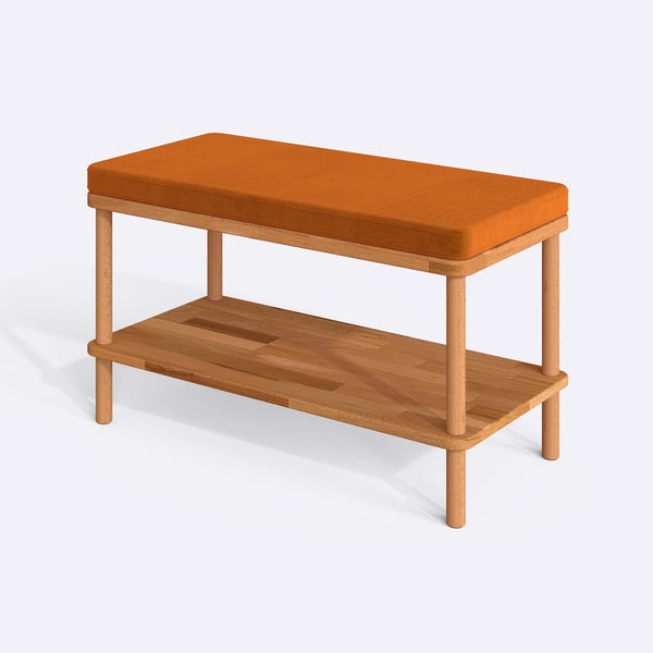 Waljan Bench 80 x 38 cm, badem kadife döşeme, masif kayın gövde, beyaz zeminde üç çeyrek açıdan stüdyo çekimi