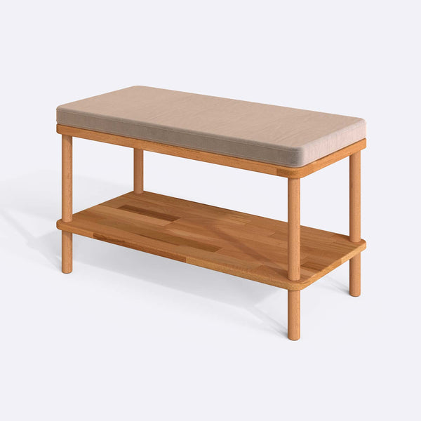 Waljan Bench 80 x 38 cm, kum kadife döşeme, masif kayın gövde, beyaz zeminde üç çeyrek açıdan stüdyo çekimi