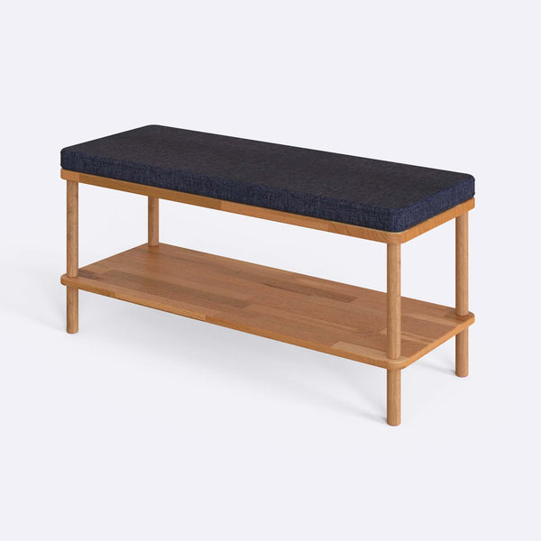Waljan Bench 100 x 38, lacivert keten döşeme, masif kayın gövde, beyaz zeminde üç çeyrek açıdan stüdyo çekimi
