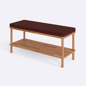 Waljan Bench 100 x 38, bordo keten döşeme, masif kayın gövde, beyaz zeminde üç çeyrek açıdan stüdyo çekimi