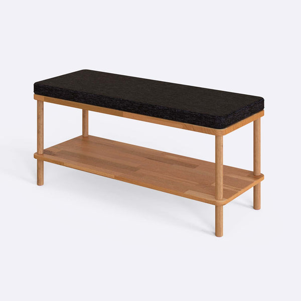 Waljan Bench 100 x 38, siyah keten döşeme, masif kayın gövde, beyaz zeminde üç çeyrek açıdan stüdyo çekimi