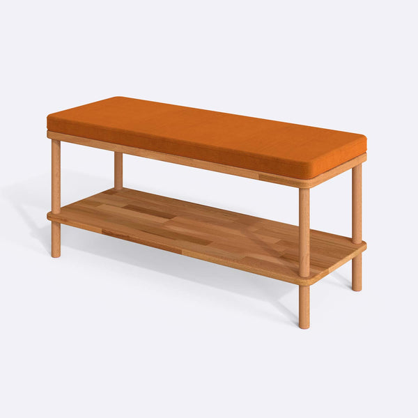 Waljan Bench 100 x 38, badem kadife döşeme, masif kayın gövde, beyaz zeminde üç çeyrek açıdan stüdyo çekimi