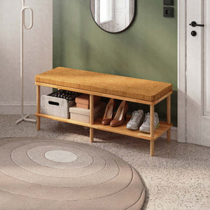 Waljan Bench 120 x 38, badem keten döşemeli oturum ve masif kayın gövde, döşenmiş oda ortamında kullanım görünümü