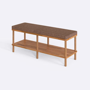 Waljan Bench 120 x 38, kahve keten döşemeli oturum ve masif kayın gövde, beyaz zeminde üç çeyrek açıdan stüdyo çekimi