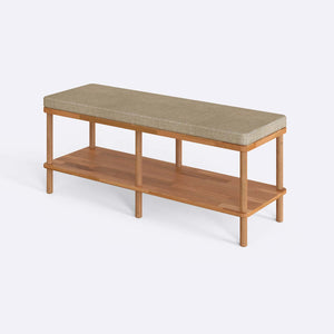 Waljan Bench 120 x 38, kum keten döşemeli oturum ve masif kayın gövde, beyaz zeminde üç çeyrek açıdan stüdyo çekimi
