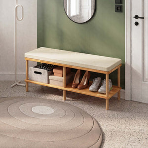 Waljan Bench 120 x 38, ekru keten döşemeli oturum ve masif kayın gövde, döşenmiş oda ortamında kullanım görünümü