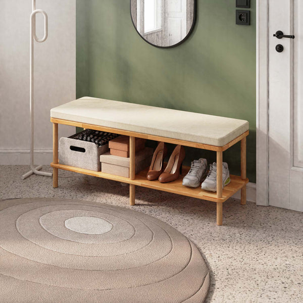Waljan Bench 120 x 38, ekru keten döşemeli oturum ve masif kayın gövde, döşenmiş oda ortamında kullanım görünümü