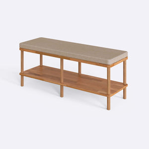 Waljan Bench 120 x 38, ekru keten döşemeli oturum ve masif kayın gövde, beyaz zeminde üç çeyrek açıdan stüdyo çekimi