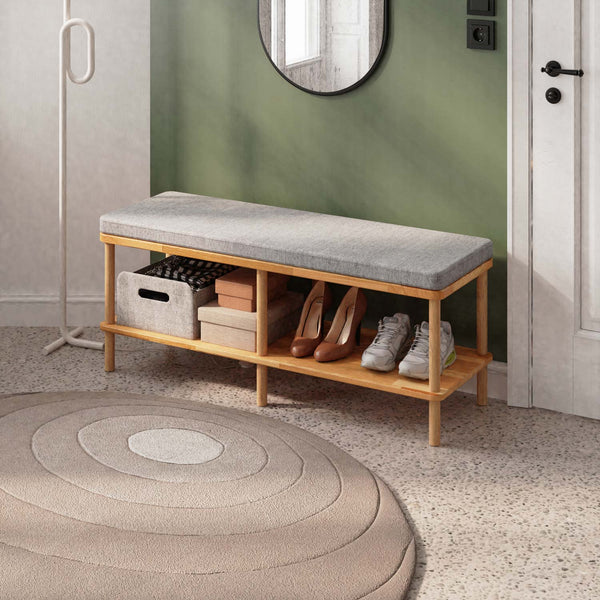 Waljan Bench 120 x 38, gri keten döşemeli oturum ve masif kayın gövde, döşenmiş oda ortamında kullanım görünümü
