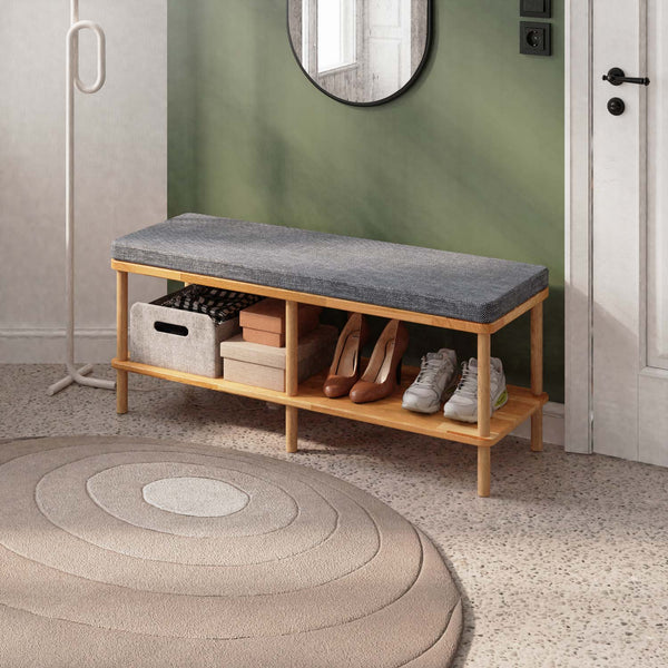 Waljan Bench 120 x 38, kül keten döşemeli oturum ve masif kayın gövde, döşenmiş oda ortamında kullanım görünümü
