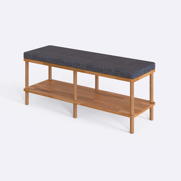 Waljan Bench 120 x 38, kül keten döşemeli oturum ve masif kayın gövde, beyaz zeminde üç çeyrek açıdan stüdyo çekimi