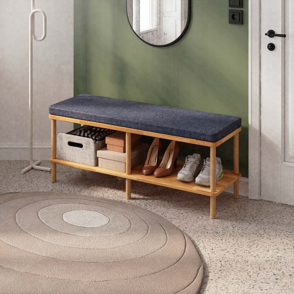 Waljan Bench, masif kayın gövde ve kumaş döşeme, 120 cm genişliğinde, ev ortamında kullanım görünümü