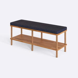 Waljan Bench 120 x 38, lacivert keten döşemeli oturum ve masif kayın gövde, beyaz zeminde üç çeyrek açıdan stüdyo çekimi