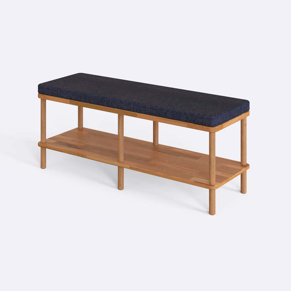 Waljan Bench 120 x 38, lacivert keten döşemeli oturum ve masif kayın gövde, beyaz zeminde üç çeyrek açıdan stüdyo çekimi