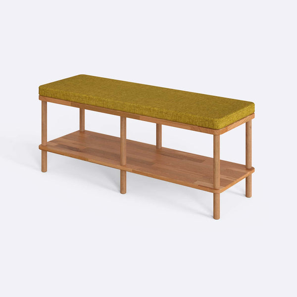 Waljan Bench 120 x 38, sarı keten döşemeli oturum ve masif kayın gövde, beyaz zeminde üç çeyrek açıdan stüdyo çekimi