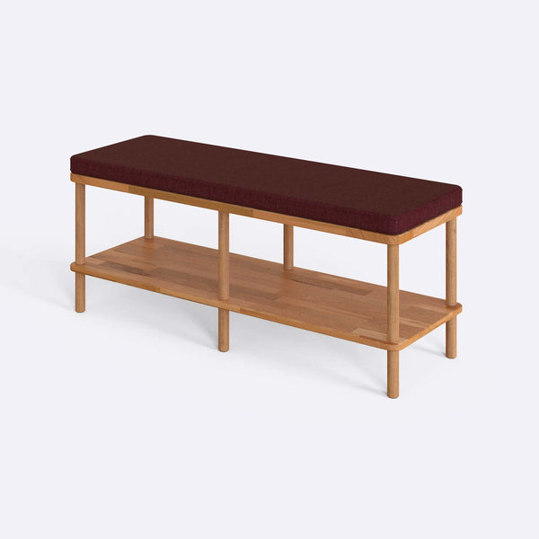Waljan Bench 120 x 38, bordo keten döşemeli oturum ve masif kayın gövde, beyaz zeminde üç çeyrek açıdan stüdyo çekimi
