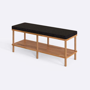 Waljan Bench 120 x 38, siyah keten döşemeli oturum ve masif kayın gövde, beyaz zeminde üç çeyrek açıdan stüdyo çekimi