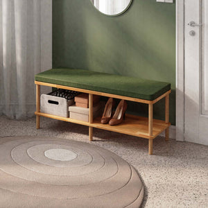 Waljan Bench 120 x 38, yeşil keten döşemeli oturum ve masif kayın gövde, döşenmiş oda ortamında kullanım görünümü