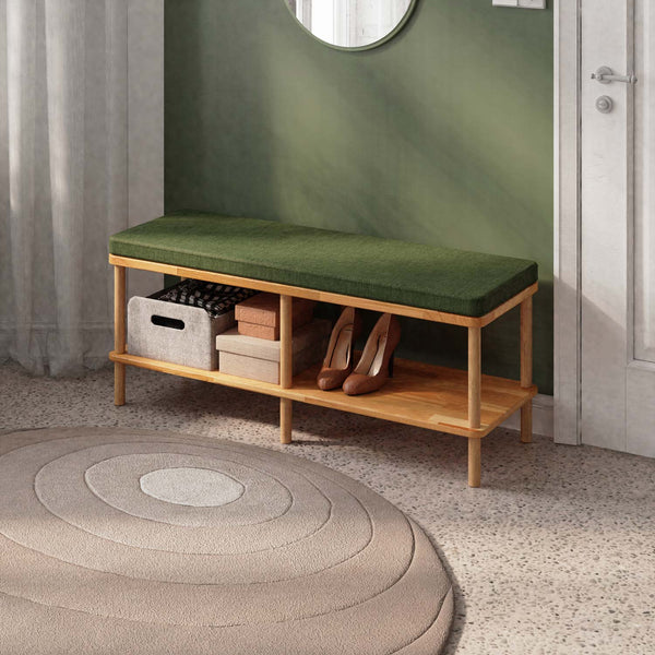 Waljan Bench 120 x 38, yeşil keten döşemeli oturum ve masif kayın gövde, döşenmiş oda ortamında kullanım görünümü