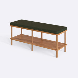 Waljan Bench 120 x 38, yeşil keten döşemeli oturum ve masif kayın gövde, beyaz zeminde üç çeyrek açıdan stüdyo çekimi
