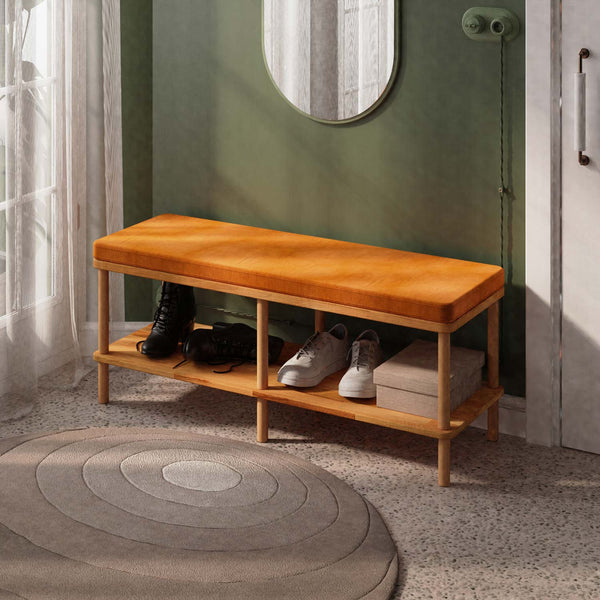 Waljan Bench 120 x 38, badem kadife döşemeli oturum ve masif kayın gövde, döşenmiş oda ortamında kullanım görünümü