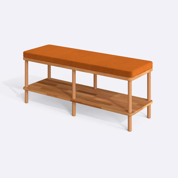 Waljan Bench 120 x 38, badem kadife döşemeli oturum ve masif kayın gövde, beyaz zeminde üç çeyrek açıdan stüdyo çekimi