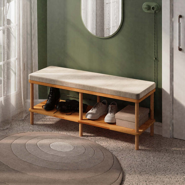 Waljan Bench 120 x 38, kum kadife döşemeli oturum ve masif kayın gövde, döşenmiş oda ortamında kullanım görünümü