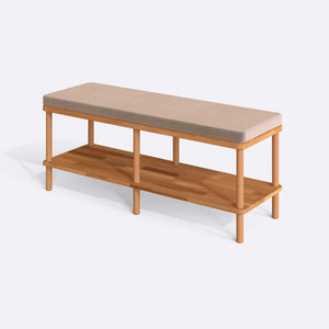 Waljan Bench 120 x 38, kum kadife döşemeli oturum ve masif kayın gövde, beyaz zeminde üç çeyrek açıdan stüdyo çekimi