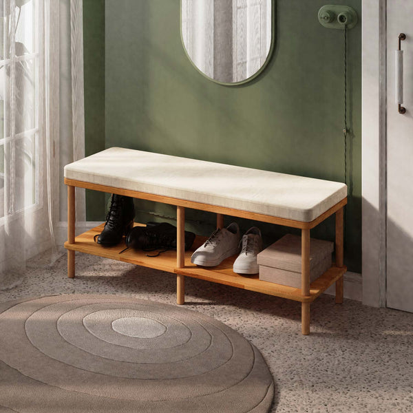 Waljan Bench 120 x 38, ekru kadife döşemeli oturum ve masif kayın gövde, döşenmiş oda ortamında kullanım görünümü