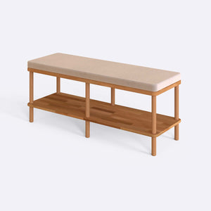 Waljan Bench 120 x 38, ekru kadife döşemeli oturum ve masif kayın gövde, beyaz zeminde üç çeyrek açıdan stüdyo çekimi