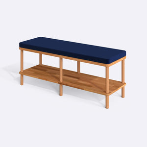 Waljan Bench 120 x 38, lacivert kadife döşemeli oturum ve masif kayın gövde, beyaz zeminde üç çeyrek açıdan stüdyo çekimi